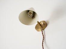画像をギャラリービューアに読み込む, デンマークデザインの黄色いシェードと真鍮のウォールランプ 北欧デザイン照明 スポットライト ライトを下から見た様子