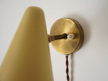 画像をギャラリービューアに読み込む, デンマークデザインの黄色いシェードと真鍮のウォールランプ 北欧デザイン照明 スポットライト 真鍮の土台にスイッチ
