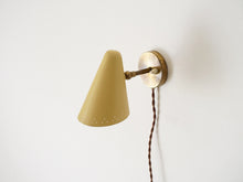 画像をギャラリービューアに読み込む, デンマークデザインの黄色いシェードと真鍮のウォールランプ 北欧デザイン照明 スポットライト