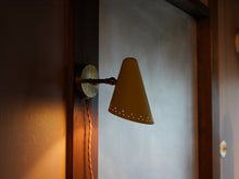 画像をギャラリービューアに読み込む, デンマークデザインの黄色いシェードと真鍮のウォールランプ 北欧デザイン照明 設置イメージ