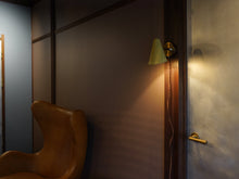 画像をギャラリービューアに読み込む, デンマークデザインの黄色いシェードと真鍮のウォールランプ 北欧デザイン照明 設置イメージ