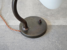 画像をギャラリービューアに読み込む, Danish Design Table Lamp 1940年代 真鍮製 デンマークデザイン オパールガラス シェード ヴィンテージテーブルランプのスイッチ