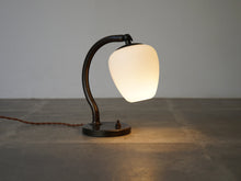 画像をギャラリービューアに読み込む, Danish Design Table Lamp 1940年代 真鍮製 デンマークデザイン オパールガラス シェード ヴィンテージテーブルランプの点灯イメージ
