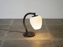 画像をギャラリービューアに読み込む, Danish Design Table Lamp 1940年代 真鍮製 デンマークデザイン オパールガラス シェード ヴィンテージテーブルランプの点灯イメージ
