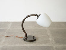 画像をギャラリービューアに読み込む, Danish Design Table Lamp 1940年代 真鍮製 デンマークデザイン オパールガラス シェード ヴィンテージテーブルランプ