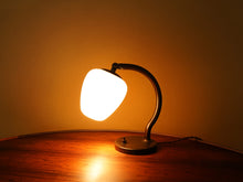 画像をギャラリービューアに読み込む, Danish Design Table Lamp 1940年代 真鍮製 デンマークデザイン オパールガラス シェード ヴィンテージテーブルランプの使用イメージ