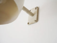 画像をギャラリービューアに読み込む, Danish design white brass Wall lamp デンマークデザインの白いウォールランプ 1030年代製ヴィンテージランプ 壁付け照明北欧 ランプの壁取り付け部