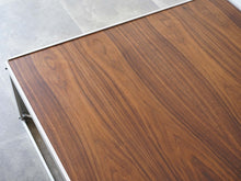 画像をギャラリービューアに読み込む, ハンネ・ケアホルム 展示台 Hanne Kjærholm Podium with Walnut アルミフレームのローテーブルの天板 ウォルナットの木目