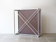 画像をギャラリービューアに読み込む, ハンネ・ケアホルム 展示台 Hanne Kjærholm Podium with Walnut ローテーブルの裏面 Xのアルミフレームも美しい