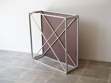 画像をギャラリービューアに読み込む, ハンネ・ケアホルム 展示台 Hanne Kjærholm Podium with Walnut ローテーブルの裏面 立体的なアルミフレームの構造も美しい