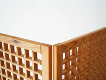 画像をギャラリービューアに読み込む, Scandinavian furniture design Room divider 北欧デザインインテリア ルームパーテーション 衝立て木製 組み合わされた木の様子