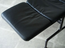 画像をギャラリービューアに読み込む, イームズチェイス 寝椅子 ハーマンミラー製 Charles Eames Ray Eames Chaise Chaiselounge イームズチェイスの足元