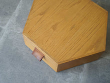 画像をギャラリービューアに読み込む, Susanne Tucker Jewellery box swedish design 1960s vintage 北欧ヴィンテージ 小物入れ 宝石箱 スザンヌ・タッカー ジュエリーボックスの蓋は革のストラップを持って開ける