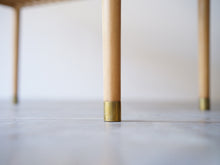 画像をギャラリービューアに読み込む, フィン・ユールの両翼延長式のコーヒーテーブル Finn Juhl coffee table with flip-down leaves Anton Kildeberg 北欧デザインのセンターテーブルの真鍮の脚先