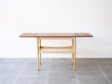 画像をギャラリービューアに読み込む, フィン・ユールの両翼延長式のコーヒーテーブル Finn Juhl coffee table with flip-down leaves Anton Kildeberg 北欧デザインのセンターテーブルの両端の延長板を開いた様子