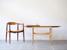 画像をギャラリービューアに読み込む, フィン・ユールの両翼延長式のコーヒーテーブル Finn Juhl coffee table with flip-down leaves Anton Kildeberg 北欧デザインのセンターテーブルとハンスJウェグナーのザ・チェア