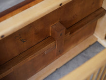 画像をギャラリービューアに読み込む, フィン・ユールの両翼延長式のコーヒーテーブル Finn Juhl coffee table with flip-down leaves Anton Kildeberg 北欧デザインのセンターテーブルの裏面