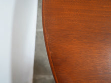 画像をギャラリービューアに読み込む, Ole Wanscher AJ Iversen Dining Table with Extension オーレ ヴァンシャー 北欧ヴィンテージ マホガニー 丸いダイニングテーブルの天面の縁