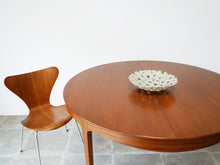 画像をギャラリービューアに読み込む, Ole Wanscher AJ Iversen Dining Table with Extension オーレ ヴァンシャー 北欧ヴィンテージ マホガニー 丸いダイニングテーブルとセブンチェアのやや上から