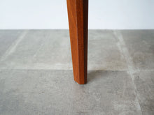画像をギャラリービューアに読み込む, Ole Wanscher AJ Iversen Dining Table with Extension オーレ ヴァンシャー 北欧ヴィンテージ マホガニー 丸いダイニングテーブルの脚先