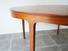 画像をギャラリービューアに読み込む, Ole Wanscher AJ Iversen Dining Table with Extension オーレ ヴァンシャー 北欧ヴィンテージ マホガニー 丸いダイニングテーブルの脚
