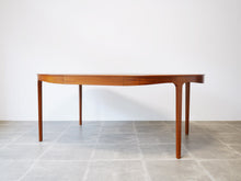 画像をギャラリービューアに読み込む, Ole Wanscher AJ Iversen Dining Table with Extension オーレ ヴァンシャー 北欧ヴィンテージ マホガニー 丸いダイニングテーブルの延長した様子の斜めから