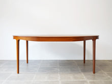 画像をギャラリービューアに読み込む, Ole Wanscher AJ Iversen Dining Table with Extension オーレ ヴァンシャー 北欧ヴィンテージ マホガニー 丸いダイニングテーブルの延長した様子