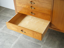 画像をギャラリービューアに読み込む, Hans J Wegner Johannes Hansen Sideboard ハンスJウェグナー ヨハネスハンセン 北欧ヴィンテージ マホガニーのサイドボードの引き出しの開けた様子