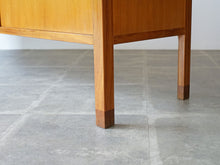 画像をギャラリービューアに読み込む, Hans J Wegner Johannes Hansen Sideboard ハンスJウェグナー ヨハネスハンセン 北欧ヴィンテージ マホガニーのサイドボードの脚