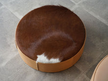 画像をギャラリービューアに読み込む, イヴァンシュレクターの革張りのクッション 北欧インテリア Ivan Schlechter Pouf クッションの表面には牛の毛皮