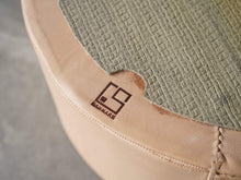 画像をギャラリービューアに読み込む, イヴァン・シュレクターのクッション 天然革張り 北欧ビンテージ家具 Ivan Schlechter Pouf with natural leather クッションの裏面にある刻印