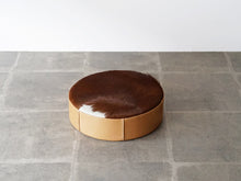 画像をギャラリービューアに読み込む, イヴァンシュレクターの革張りのクッション 牛毛皮の座面 Ivan Schlechter Pouf クッションをやや上から