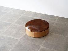 画像をギャラリービューアに読み込む, イヴァンシュレクターの革張りのクッション 牛毛皮の座面 Ivan Schlechter Pouf クッションをやや上から