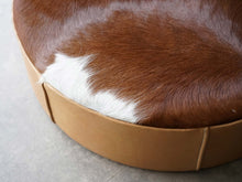 画像をギャラリービューアに読み込む, イヴァンシュレクターの革張りのクッション 牛毛皮の座面 Ivan Schlechter Pouf クッションの表面には牛の毛皮 北欧インテリア