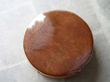 画像をギャラリービューアに読み込む, イヴァンシュレクターの革張りのクッション 北欧インテリア Ivan Schlechter Pouf クッションの天面 牛の毛皮