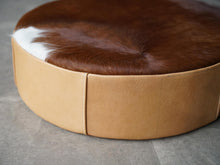 画像をギャラリービューアに読み込む, イヴァンシュレクターの革張りのクッション 北欧インテリア Ivan Schlechter Pouf クッションの側面
