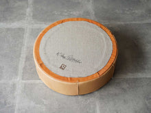 画像をギャラリービューアに読み込む, イヴァンシュレクターの革張りのクッション 北欧インテリア Ivan Schlechter Pouf クッションの裏面