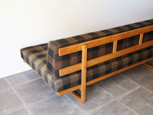 画像をギャラリービューアに読み込む, ボーエ・モーエンセン デイベッド ソファベッド北欧 Børge Mogensen Model4312 Daybed 北欧ビンテージのデイベッドの背面やや上から