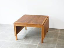画像をギャラリービューアに読み込む, Børge Mogensen Fredericia Stolefabrik table with two flip up leaves ボーエモーエンセン フレデリシア 北欧デザイン ナットウッド 両翼延長式コーヒーテーブルのやや上から