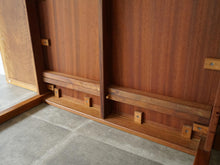 画像をギャラリービューアに読み込む, Børge Mogensen Fredericia Stolefabrik table with two flip up leaves ボーエモーエンセン フレデリシア 北欧デザイン ナットウッド 両翼延長式コーヒーテーブルの裏面