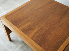 画像をギャラリービューアに読み込む, Børge Mogensen Fredericia Stolefabrik table with two flip up leaves ボーエモーエンセン フレデリシア 北欧デザイン ナットウッド 両翼延長式コーヒーテーブルの天面の木目