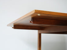 画像をギャラリービューアに読み込む, Børge Mogensen Fredericia Stolefabrik table with two flip up leaves ボーエモーエンセン フレデリシア 北欧デザイン ナットウッド 両翼延長式コーヒーテーブルの角と裏面