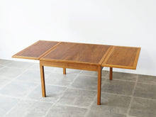 画像をギャラリービューアに読み込む, Børge Mogensen Fredericia Stolefabrik table with two flip up leaves ボーエモーエンセン フレデリシア 北欧デザイン ナットウッド 両翼延長式コーヒーテーブルの延長板を開いた様子