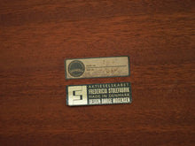 画像をギャラリービューアに読み込む, Børge Mogensen Fredericia Stolefabrik table with two flip up leaves ボーエモーエンセン フレデリシア 北欧デザイン ナットウッド 両翼延長式コーヒーテーブルメーカーのマーク