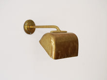 画像をギャラリービューアに読み込む, パレスウェンソンのウォールランプ 真鍮製のブラケットライト 壁掛け照明 Palle Suenson Brass wall lamp 1930-1940s 北欧ビンテージ照明の斜め