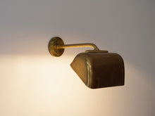 画像をギャラリービューアに読み込む, パレスウェンソンのウォールランプ 真鍮製のブラケットライト 壁掛け照明 Palle Suenson Brass wall lamp 1930-1940s 北欧ビンテージ照明の点灯イメージ