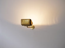 画像をギャラリービューアに読み込む, パレスウェンソンのウォールランプ 真鍮製のブラケットライト 壁掛け照明 Palle Suenson Brass wall lamp 1930-1940s 北欧ビンテージ照明のアッパーでの点灯イメージ