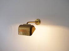 画像をギャラリービューアに読み込む, パレスウェンソンのウォールランプ 真鍮製のブラケットライト 壁掛け照明 Palle Suenson Brass wall lamp 1930-1940s 北欧ビンテージ照明の点灯イメージ