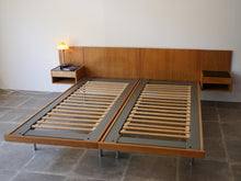 画像をギャラリービューアに読み込む, ハンスJウェグナーのベッド ゲタマ製ビンテージ オーク サイドテーブル付き ダブルベッド クイーンサイズベッド北欧 Hans J Wegner GE705 Bed oak Getama vintage ウェグナーのベッドのサイドテーブルにランプを灯した様子