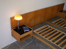 画像をギャラリービューアに読み込む, ハンスJウェグナーのベッド ゲタマ製ビンテージ オーク サイドテーブル付き ダブルベッド クイーンサイズベッド北欧 Hans J Wegner GE705 Bed oak Getama vintage ウェグナーのベッドのサイドテーブルのランプを灯した様子